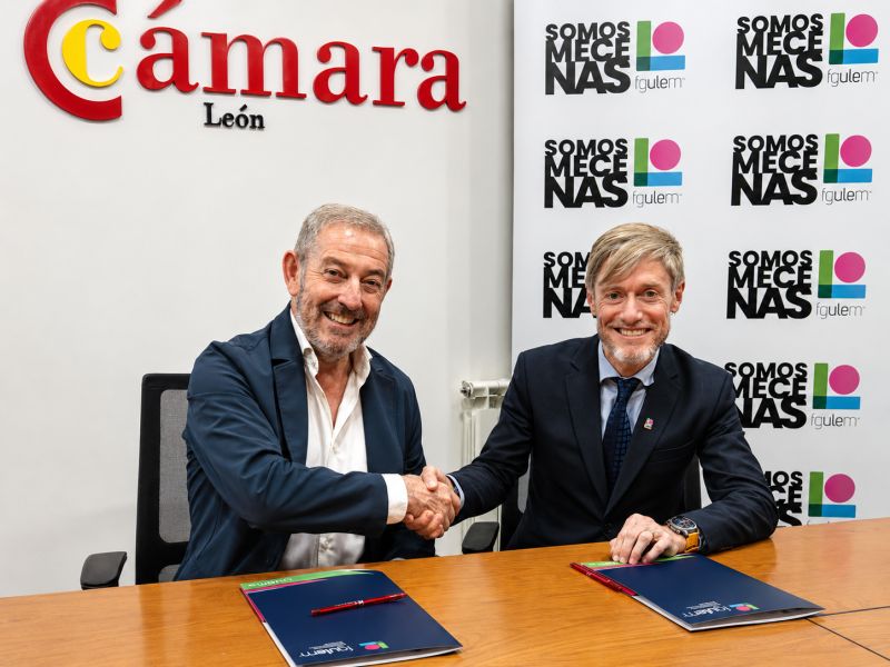 Representantes de FGULEM y de la Cámara de Comercio de León durante la formalización del acuerdo